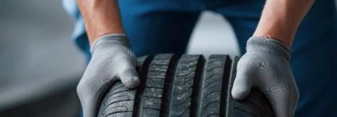 Person hält Autoreifen